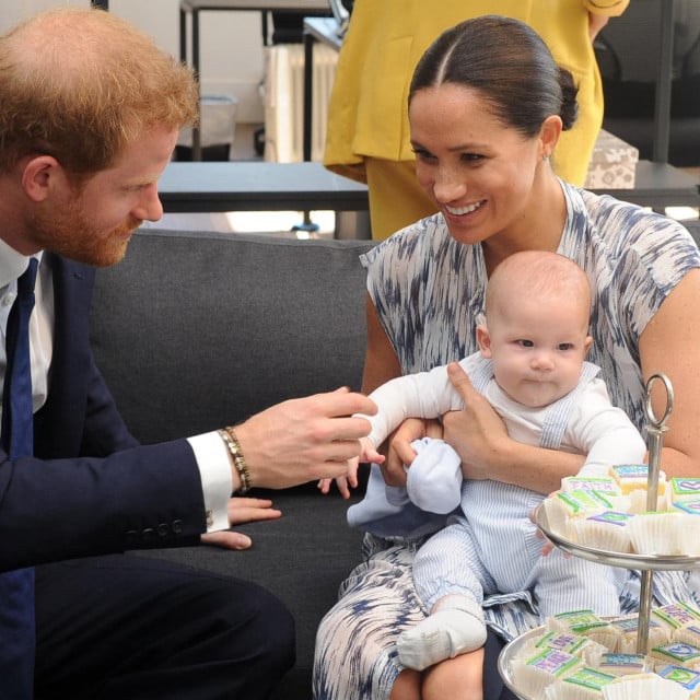 <p>Princ Harry i njegova supruga Meghan sa sinom</p>