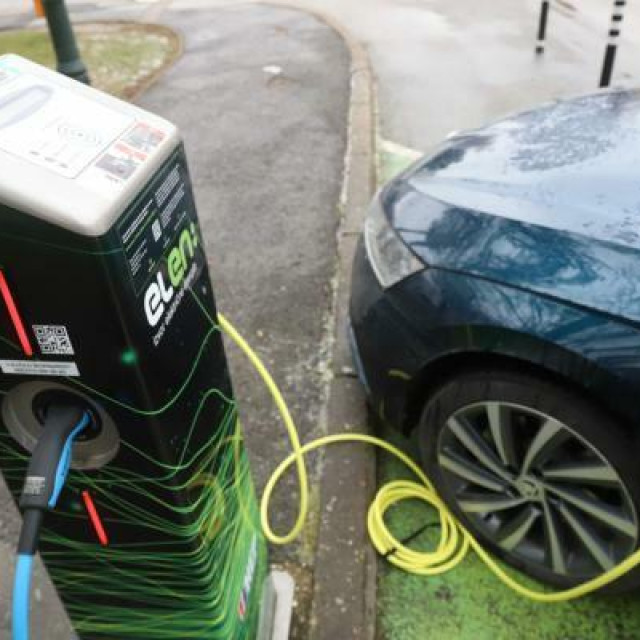 <p>Električni automobili jo&scaron; nisu saživjeli na jugu Hrvatske</p>