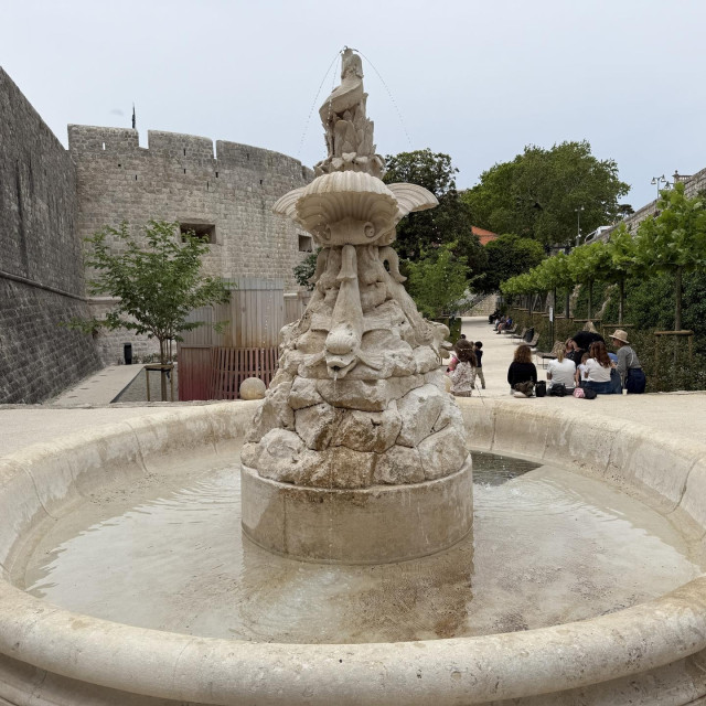 <p>Grad Dubrovnik poziva na očuvanje fontane u Parku u Pilama</p>