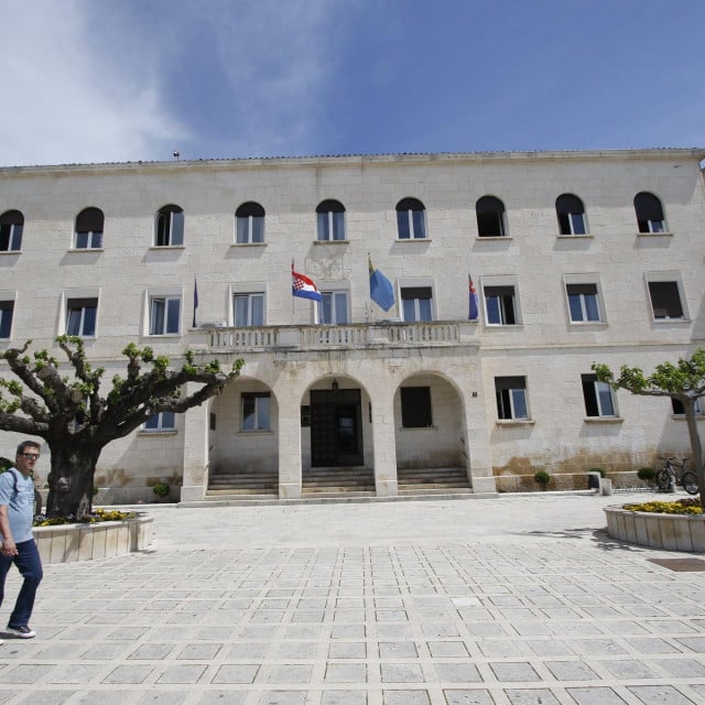 <p>Gradski Odjel za razvoj Grada odbija redom sve sugrađane koji žele na privatnom zemlji&scaron;tu otvoriti obrt</p>