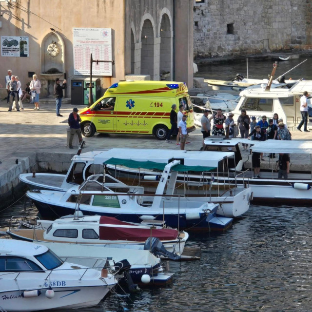 <p>Hitna pomoć do&scaron;la je po turista koji je izvrnuo iz kajaka i nagutao mora</p>