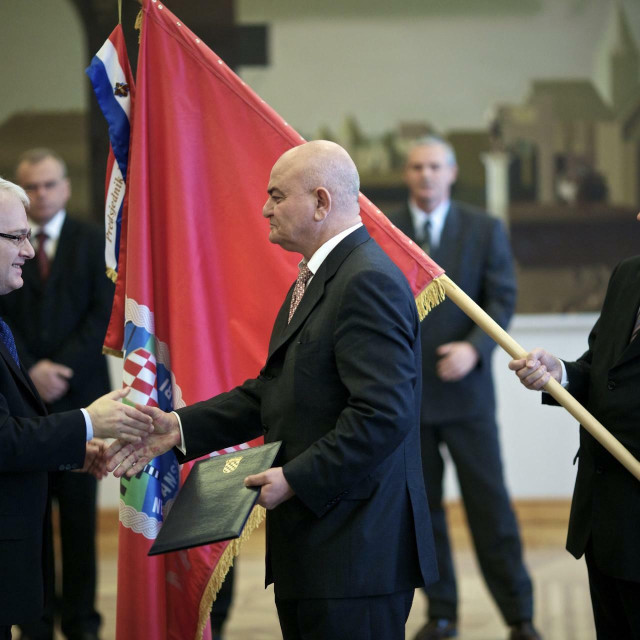 <p>Generala Nedjeljka Obradovića odlikovao je predsjednik Ivo Josipović</p>