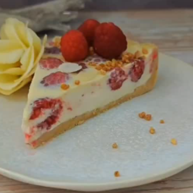 <p>Tart s malinama i bijelom čokoladom</p>