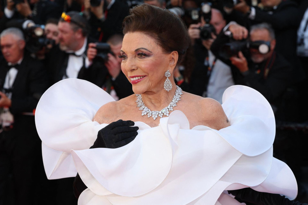<p>Joan Collins&nbsp;</p>