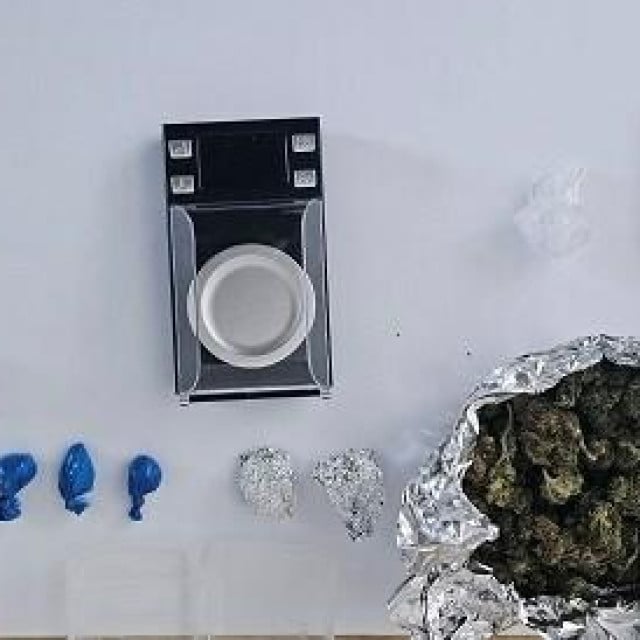 <p>Pretragom stana pronađena droga</p>
