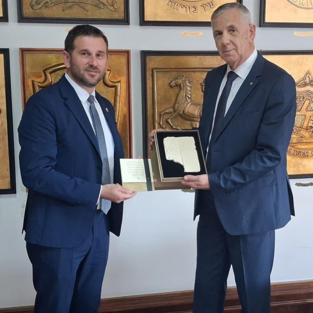 <p>Gradonačelnik Tomislav &Scaron;uta nedavno primio predstavnike Lions Cluba Split povodom 35 godina djelovanja</p>