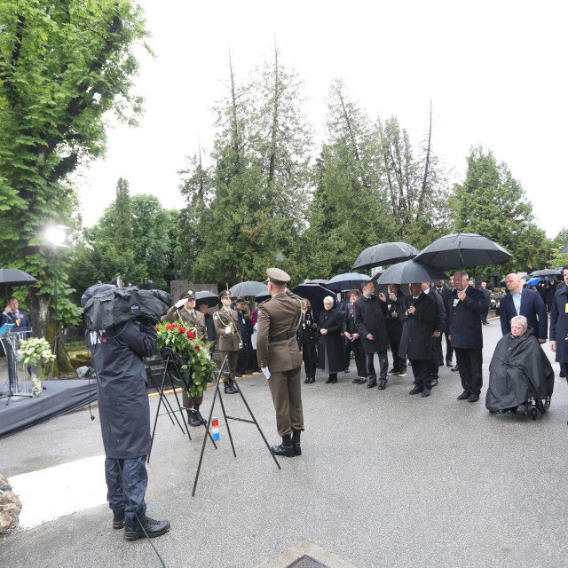 <p>Marijana Petir, Zdravka Bu&scaron;ić, Gordan Jandroković, Željko Reiner i Ivica Đakić</p>