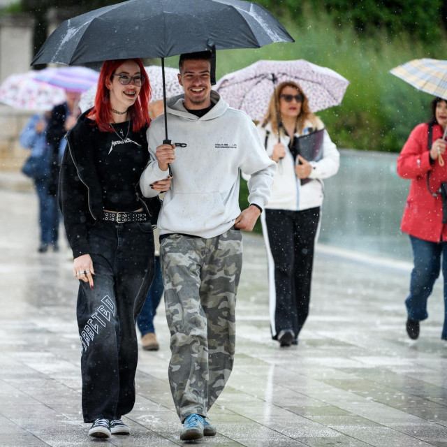 <p>Sibenik, 160526.<br>
Gradjani i turisti s kisobranima u setnji gradskim ulicama po kisi.<br>