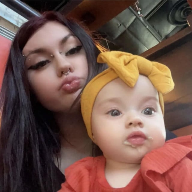 <p>Helena Cochrane sa svojom mamom Taryn snimljena pro&scaron;le godine</p>