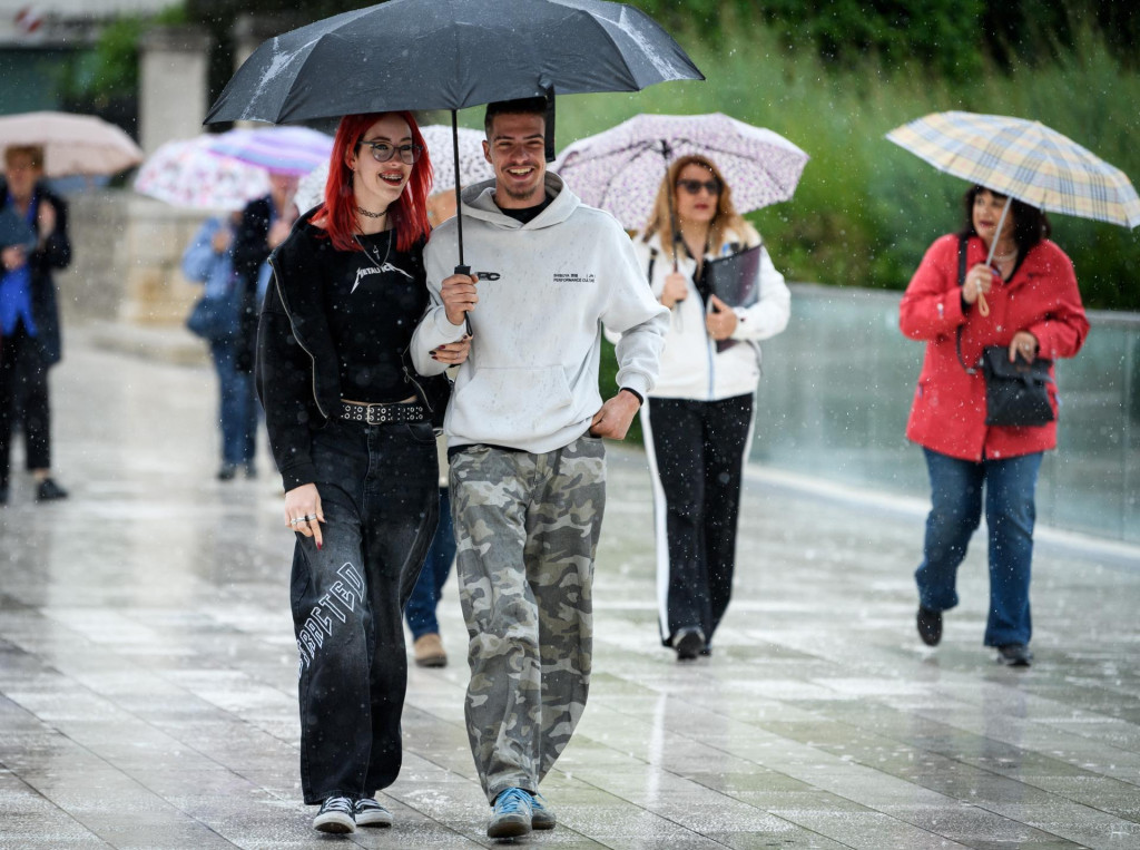 <p>Sibenik, 160526.<br>
Gradjani i turisti s kisobranima u setnji gradskim ulicama po kisi.<br>