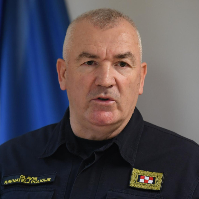 <p>Konferencija za medije glavnog ravnatelja policije Nikole Miline u Policijskoj postaji Drni&scaron; povodom sinoćnjeg ubojstva mladića te potrage za bjeguncem</p>