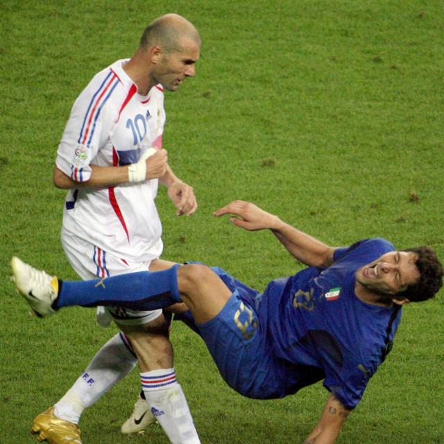 <p>Zinedine Zidane glavom udara&nbsp;Marca&nbsp;Materazzija</p>