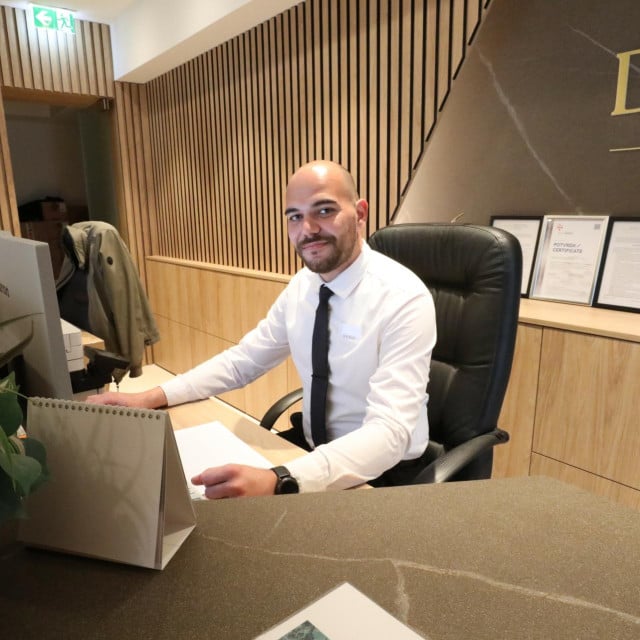 <p>Denis Palijan, recepcioner u hotelu Degenija</p>