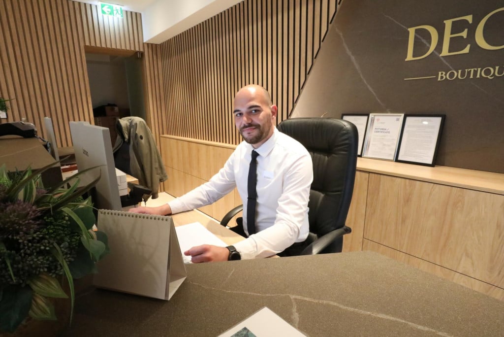 <p>Denis Palijan, recepcioner u hotelu Degenija</p>