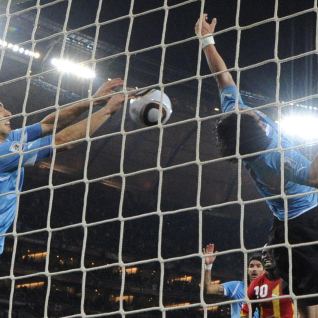 <p>Luis Suarez rukom brani udarac na gol-crti</p>