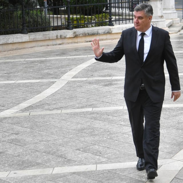 <p>Od jednokratnog premijera i dvostrukog predsjednika Zorana Milanovića&nbsp;zapravo&nbsp;nikad nismo čuli zaokruženu političku misao, suvisli prijedlog rje&scaron;enja. Tek&nbsp;prigovore i&nbsp;doskočice, ponekad uvredljive, ponekad&nbsp;i&nbsp;duhovite...</p>