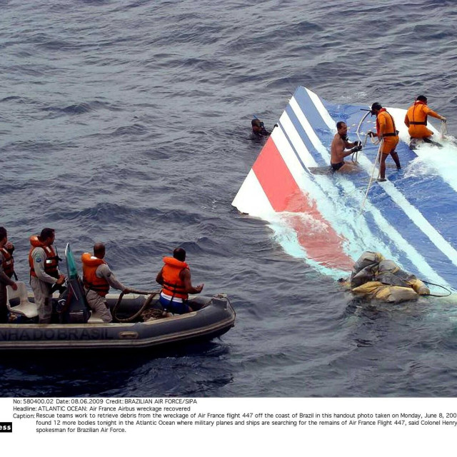 <p>Spasilačke ekipe izvlače&nbsp;ostatake zrakoplova na letu Air France 447 blizu obale Brazila, 2009. godine</p>