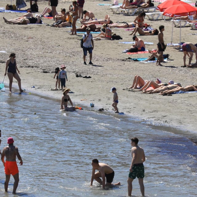 <p>Mnogobrojni kupači na plaži Bačvice</p>