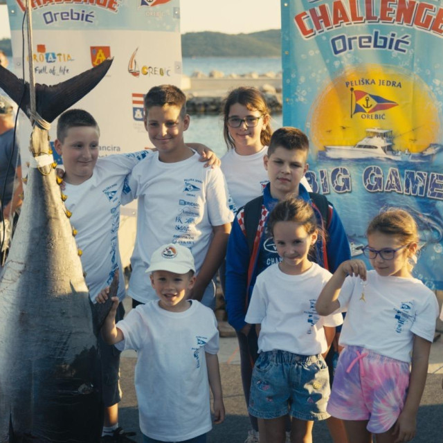 <p>Djeca, polaznici &Scaron;kole udičarenja P.&Scaron;.U. Peli&scaron;ka jedra sa trofejnim primjerkom</p>
