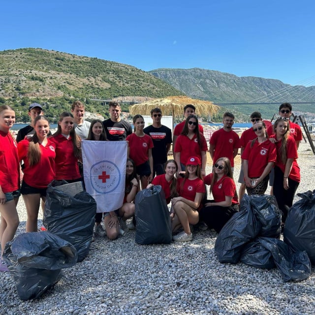 <p>Či&scaron;ćenje plaže Mandrač u Solitudu u okviru projekta &rdquo;Crveni križ u plavom okviru</p>