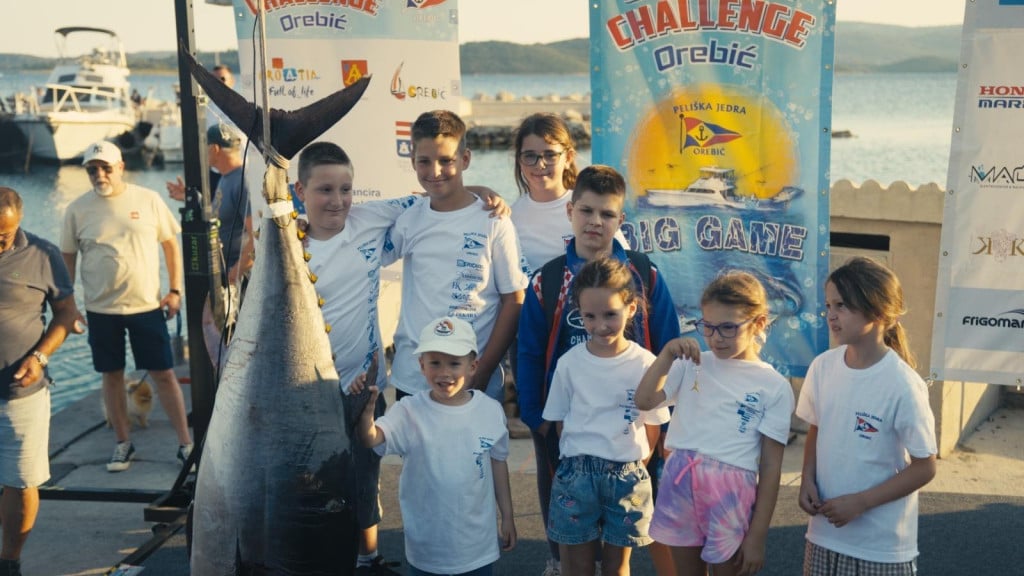 <p>Djeca, polaznici &Scaron;kole udičarenja P.&Scaron;.U. Peli&scaron;ka jedra sa trofejnim primjerkom</p>