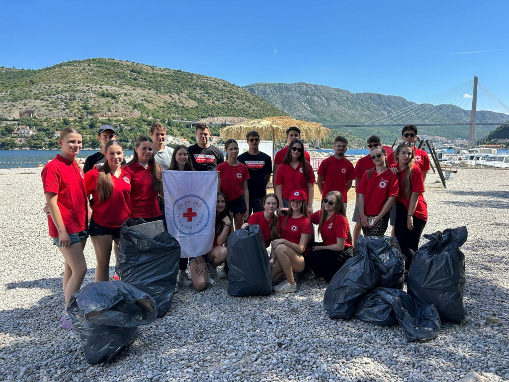 <p>Či&scaron;ćenje plaže Mandrač u Solitudu u okviru projekta &rdquo;Crveni križ u plavom okviru</p>