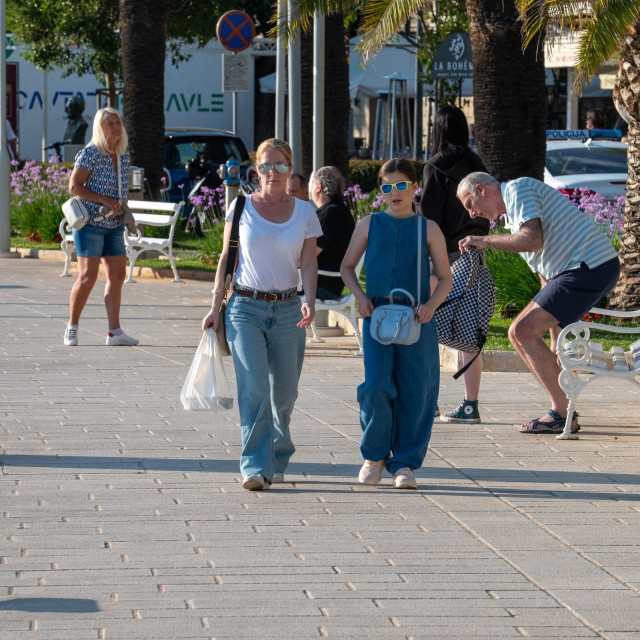 <p>Stanovnici i turisti u Cavtatu&nbsp;odlucili su suncanu nedjelju iskoristiti za setnju gradom</p>