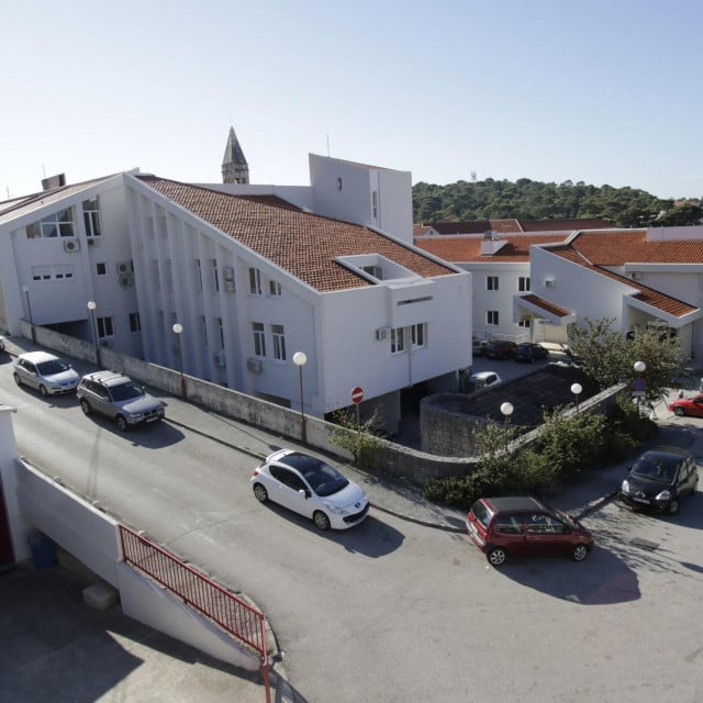 <p>U Domu zdravlja Makarska s radom su započela dva psihijatra jer je Grad Makarska potpisao ugovore s dr. Josipom Fiamengom i dr. Dujom Bari&scaron;ićem</p>