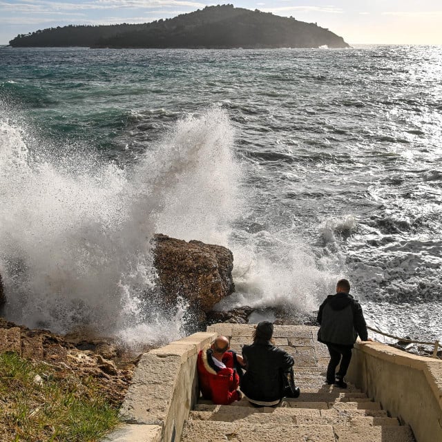 <p>Valovi podižu opasno velike valove na plaži Banje i ispod gradskih zidina</p>