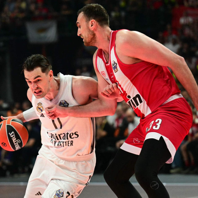 <p>Mario Hezonja i Nikola Milutinov u atenskom dvoboju koji je oti&scaron;ao na stranu Olympiacosa</p>

<p>&nbsp;</p>