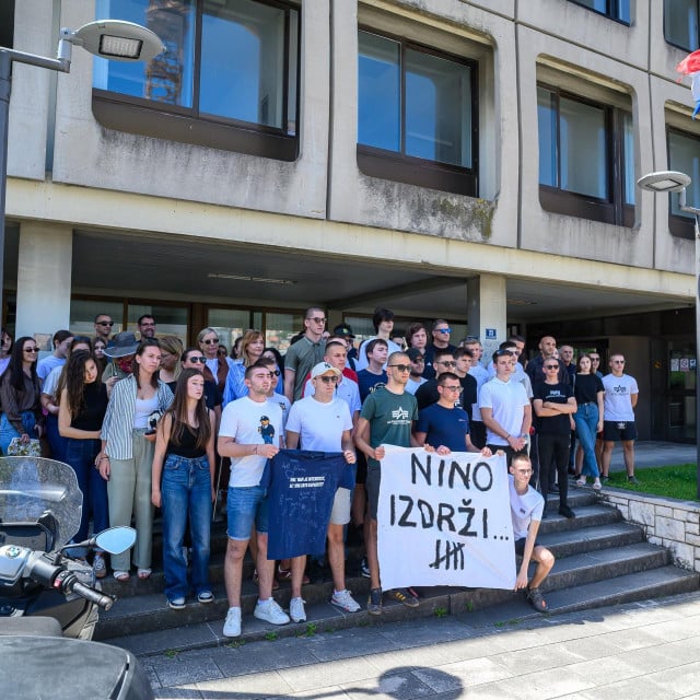<p>Dubrovnik, 250526.<br>
Roditelji, ucenici i nastavnici pred Opcinskim sudom u Dubrovniku kao potpora pritvorenom uceniku zbog napada na policajca.<br>