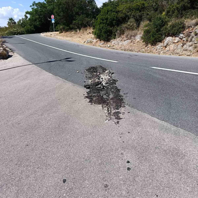 <p>Na Babinom kuku teretno vozilo o&scaron;tetilo asfalt na cesti</p>