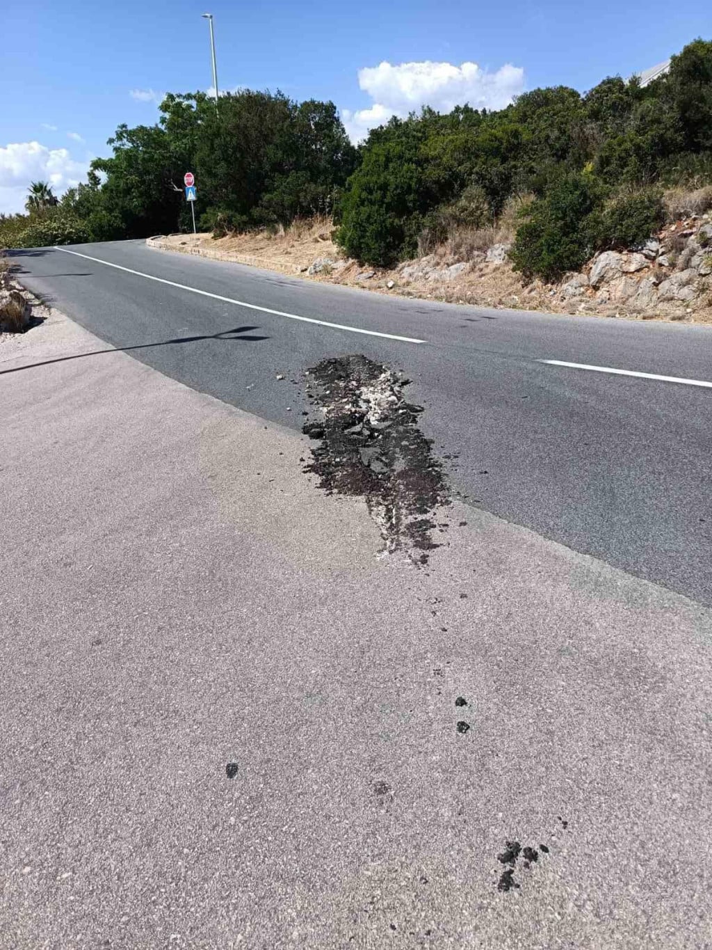 <p>Na Babinom kuku teretno vozilo o&scaron;tetilo asfalt na cesti</p>