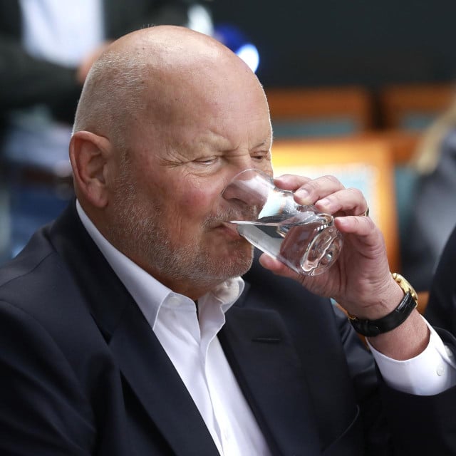 <p>Vidjeli ste Zlatka Mate&scaron;u<strong> </strong>pro&scaron;log tjedna, dan ili dva prije nego &scaron;to je prisiljen dati ostavku na mjesto predsjednika Hrvatskog olimpijskog odbora, on je jo&scaron; uvijek mislio da se može izvući na poznato sentimentalno sranje kako će se njegovim odlaskom ugroziti napredak mladih sportskih talenata...</p>