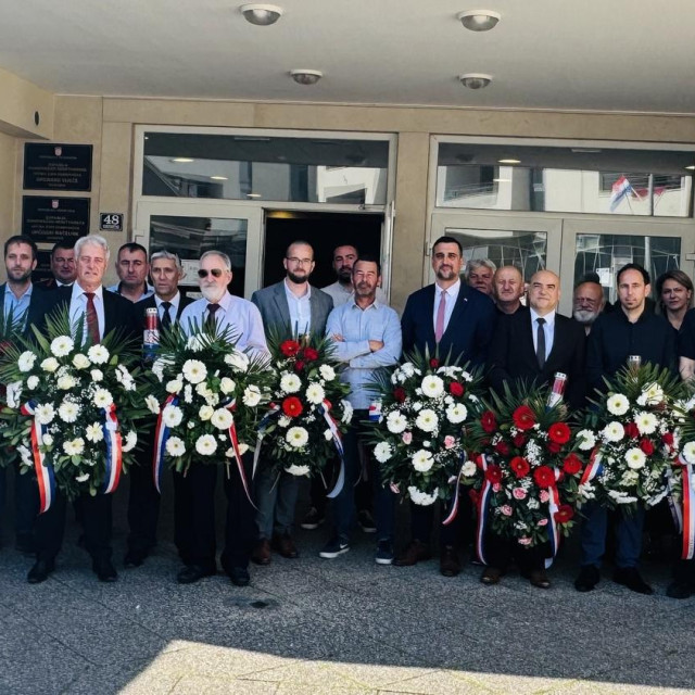 <p>Položeni vijenci i zapaljene svijeće kod 12 spomen ploča za poginule branitelje Župe dubrovačke</p>