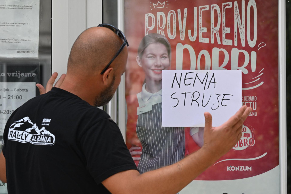 <p>Bez struje</p>