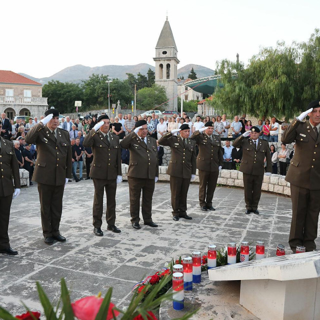 <p>Mandaljena, svijeće i vijenci uz Dan općine</p>