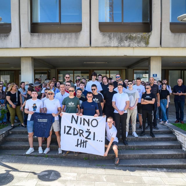 <p>Dubrovnik, 250526.<br>
Roditelji, ucenici i nastavnici pred Opcinskim sudom u Dubrovniku kao potpora pritvorenom uceniku zbog napada na policajca.<br>