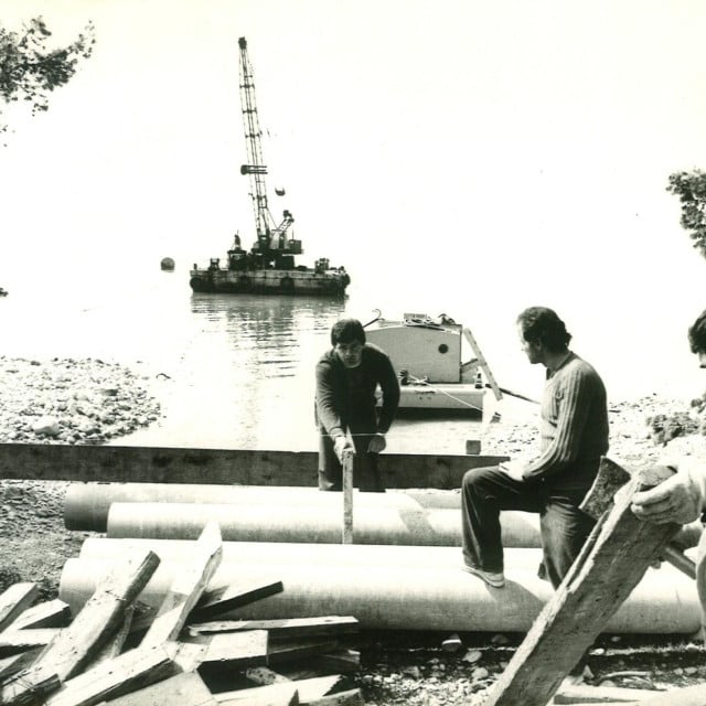 <p>Pomgrad i Građevinsko poduzeće Makarska su 1980. godine napravili suvremeni sistem odvodnje fekalnih voda prema pučini cjevovodom dugim 1052 metara...</p>