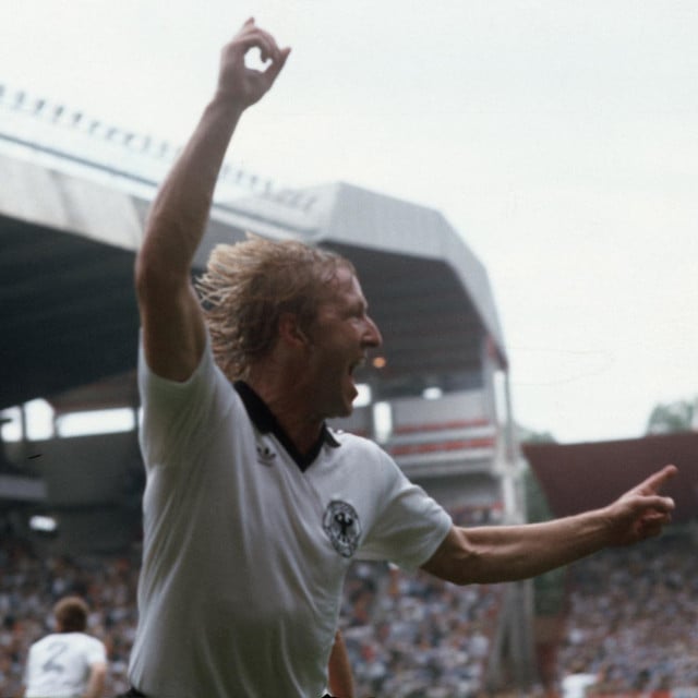 <p>Horst Hrubesch slavi pogodak</p>