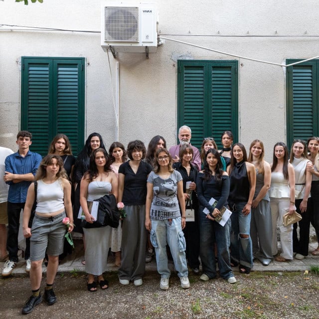 <p>Dubrovnik, 280526.<br>
Ovorenje izlozbe zavrsnih radova maturanata generacije 2025/26. Slikarskog odjela Umjetnicke skole Luke Sorkocevica.<br>