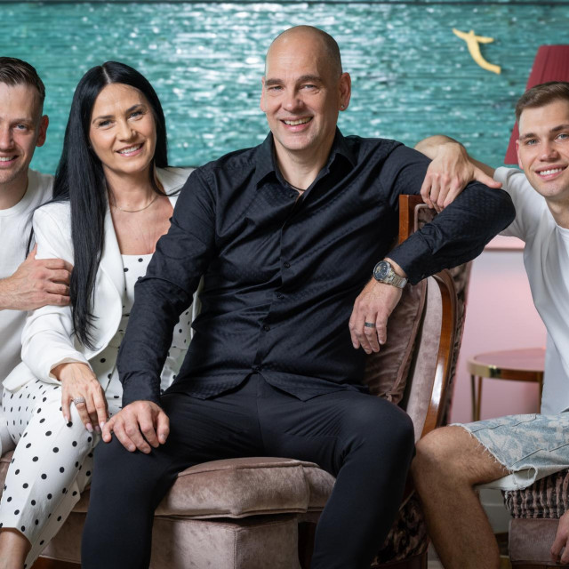 <p>Split, 260526. gloria<br>
Pjevac i tekstopisac Alen Nizetic fotografiran sa svojom obitelji u splitskom hotelu Park.<br>
Na fotografiji: Karlo, Helena, Alen i Toni Nizetic.<br>