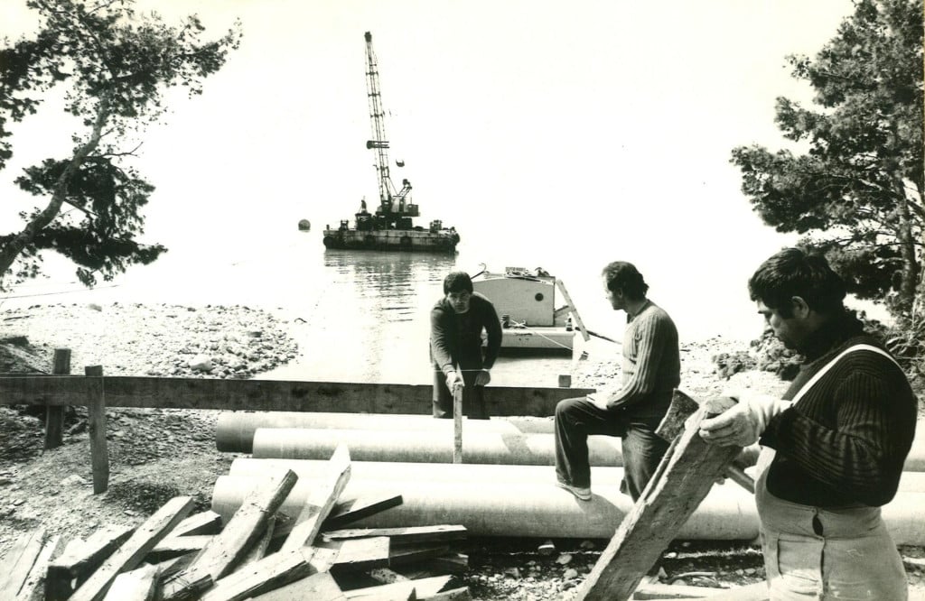 <p>Pomgrad i Građevinsko poduzeće Makarska su 1980. godine napravili suvremeni sistem odvodnje fekalnih voda prema pučini cjevovodom dugim 1052 metara...</p>