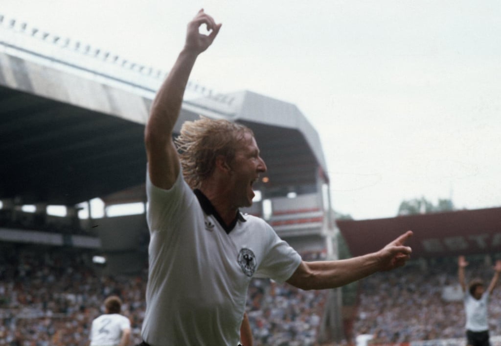 <p>Horst Hrubesch slavi pogodak</p>
