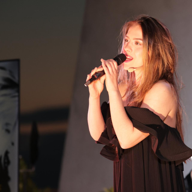 <p>Ur&scaron;ula Najev na predstavljanju &scaron;este sezone kazali&scaron;nog festivala &rdquo;Teatar uz more&rdquo;</p>