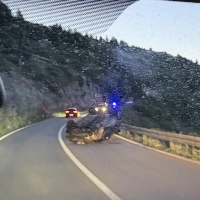 <p>Auto zavr&scaron;ilo na krovu kod skretanja za Bosanku</p>
