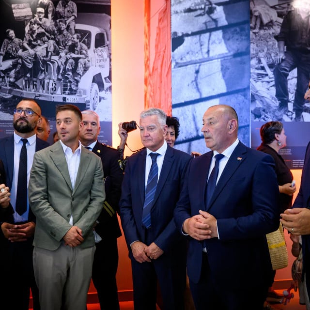 <p>Sibenik, 290526.<br>
Svecano otvorena spomen-soba stradalim braniteljima iz Domovinskog rata.<br>
Na fotografiji: ministar Tomo Medved, gradonacelnik Zeljko Buric i zupan Pasko Rakic.<br>