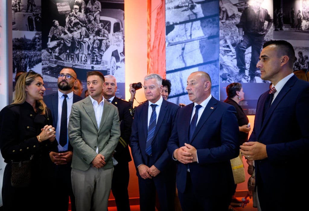 <p>Sibenik, 290526.<br>
Svecano otvorena spomen-soba stradalim braniteljima iz Domovinskog rata.<br>
Na fotografiji: ministar Tomo Medved, gradonacelnik Zeljko Buric i zupan Pasko Rakic.<br>