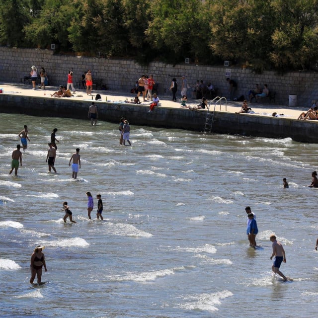 <p>Mnogobrojni kupaci na plaži Bačvice<br>
&nbsp;</p>