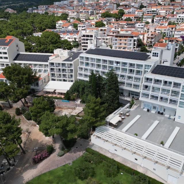 <p>Obnovljeno je vi&scaron;e od 8500 kvadratnih metara fasade, odnosno 12 tisuća kvadrata s uključenim balkonima svih 250 soba</p>